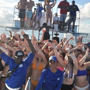 Punta Cana: Partyboot bei Sonnenuntergang mit Schnorcheln