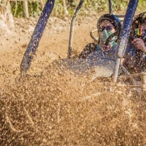 LE BUGGY SAUVAGE DE PUNTA CANA S'ÉLOIGNE DE LA PISTE GRÂCE À LA PROTECTION DES EXTRAMAS